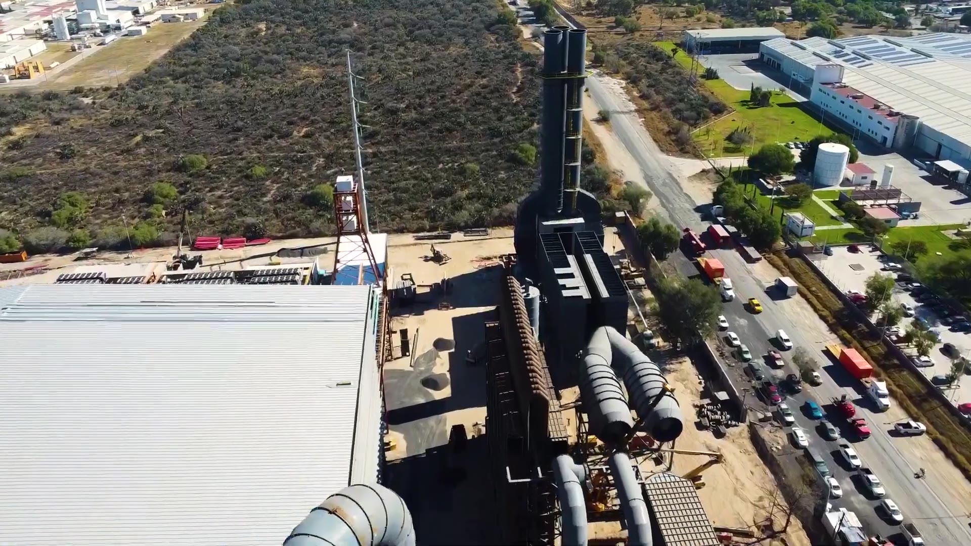 Vista aérea de ductos y chimeneas en la acería de Grupo Acerero