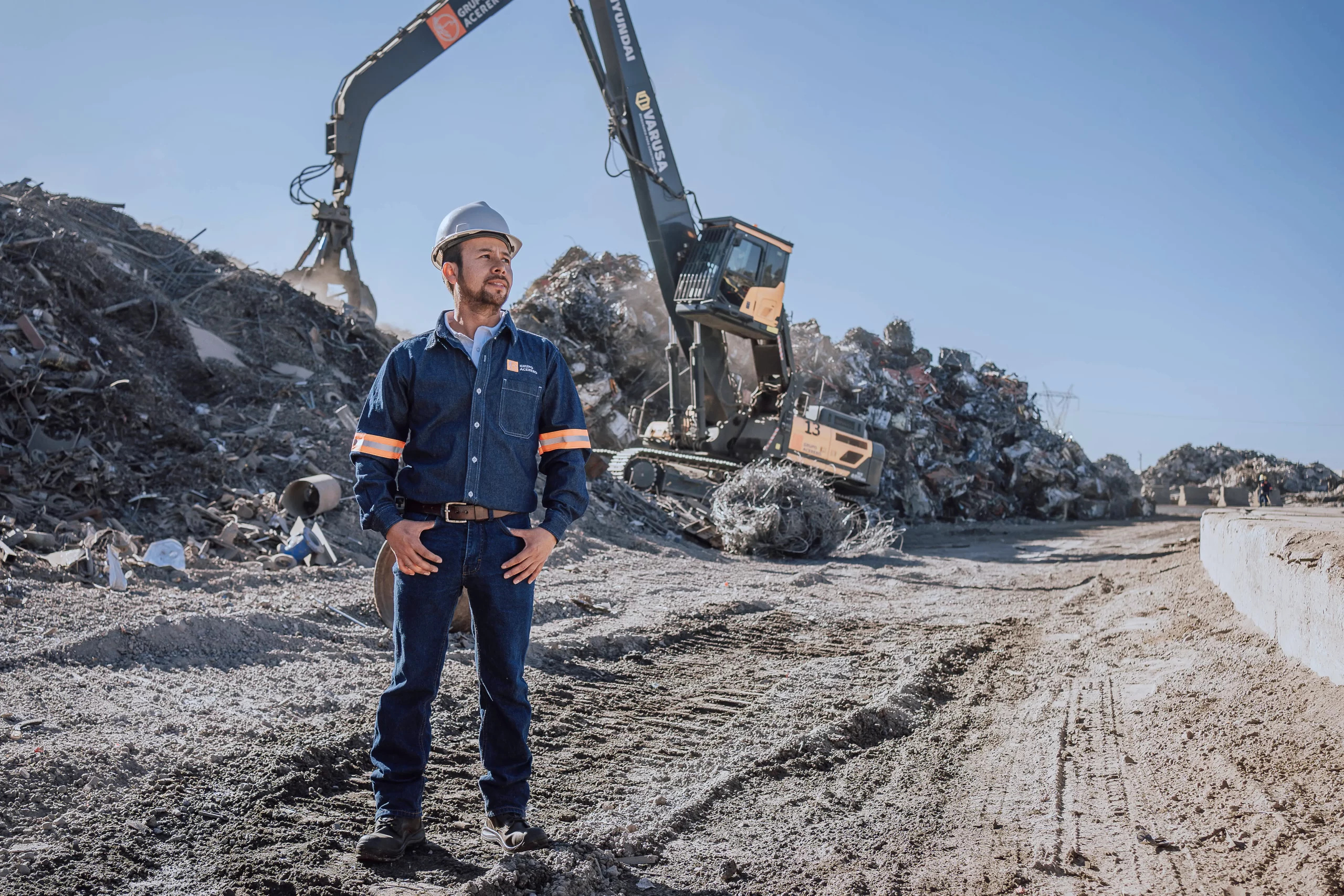 Colaborador en el patio de materiales de Grupo Acerero