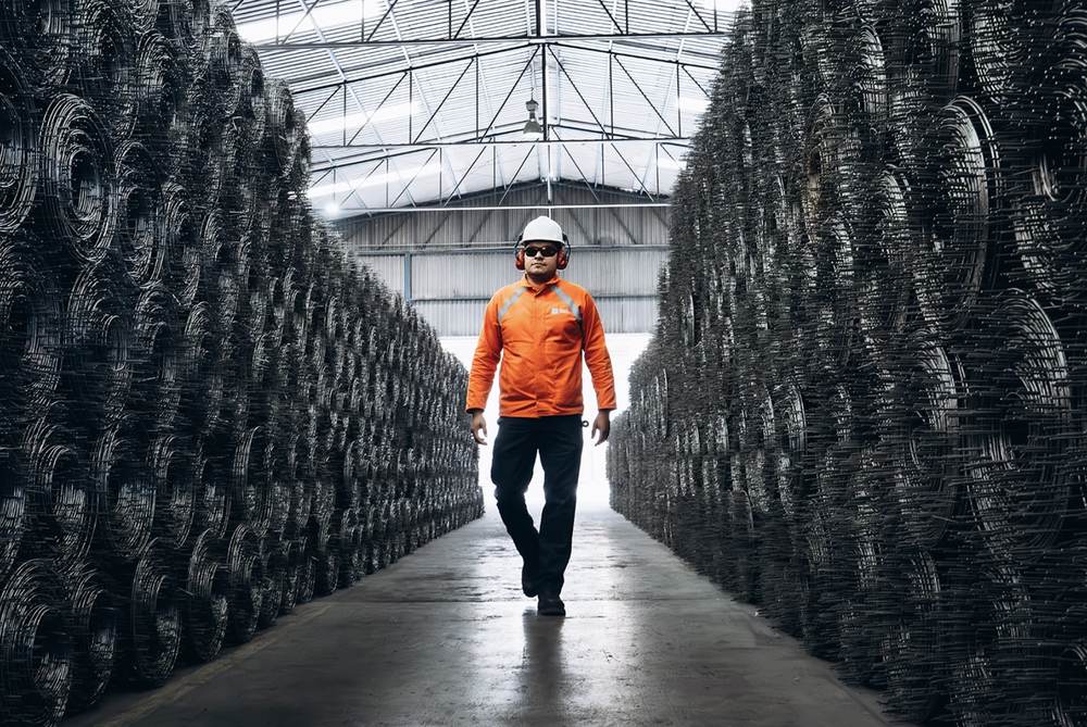 Colaborador en las instalaciones de Grupo Acerero